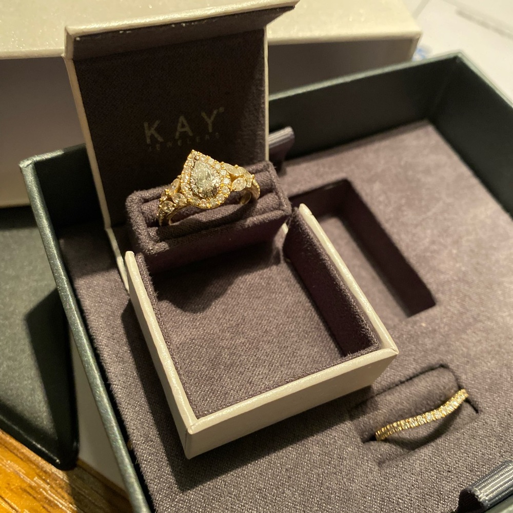 Monique Lhuillier 18k 1 1/2 carat diamond engagement set